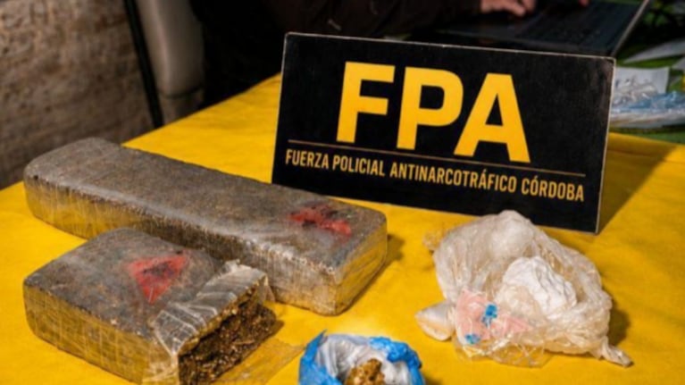Los agentes secuestraron más de 3 mil dosis de drogas.