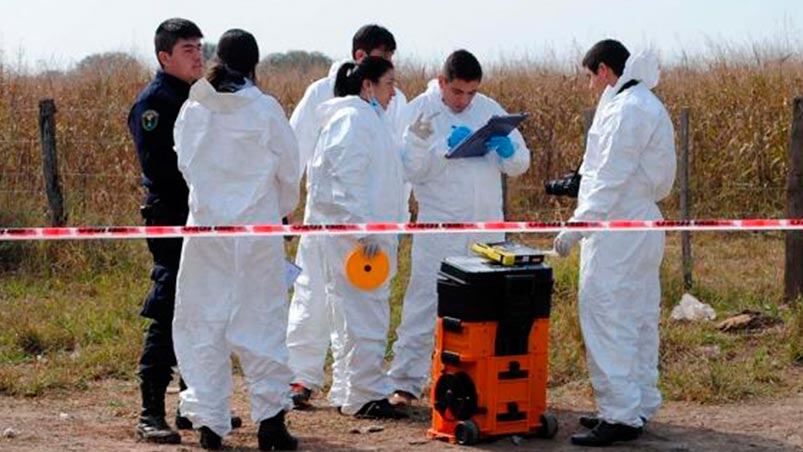 Los agentes trabajaron en el lugar del espanto para recoger los restos del nene. Foto: Télam.