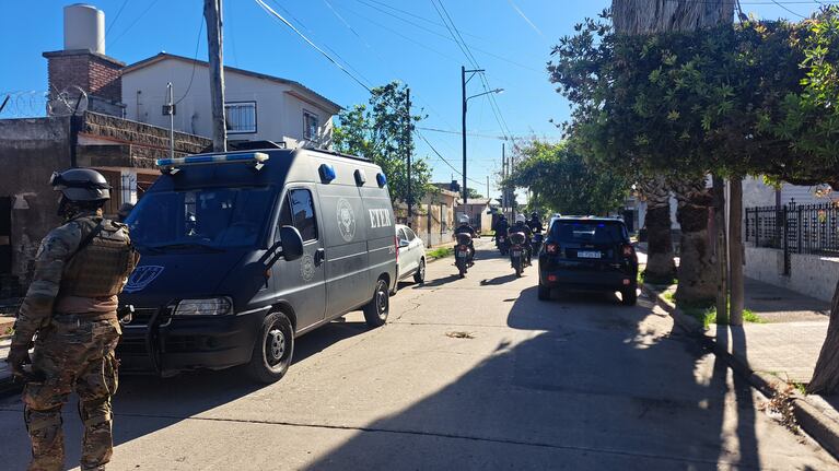 Los allanamientos fueron en barrio Colonia Lola. Foto: Juan Pablo Lavisse / ElDoce.