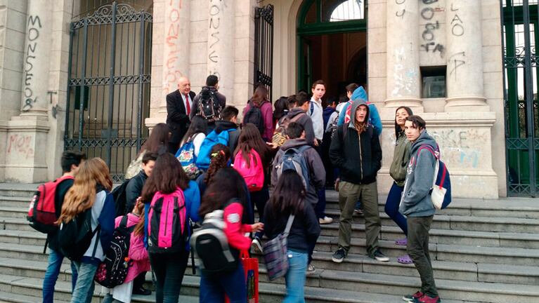 Los alumnos del Carbó volvieron a entrar a la escuela después de un mes.