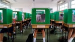 Los alumnos, estudiando dentro de una urna para garantizar el distanciamiento.