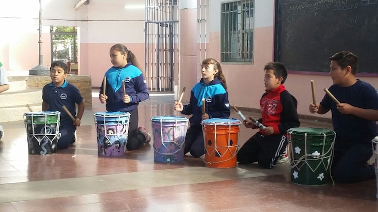 Los alumnos hacen música con tachos reciclados en la escuela Ferreyra de barrio SEP. Foto: Keko Enrique.