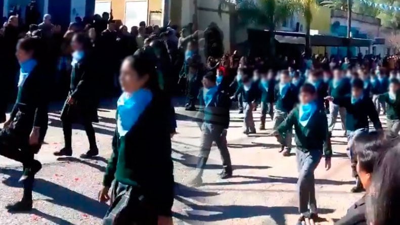 Los alumnos marcharon con pañuelos celestes en el Día de la Independencia. 