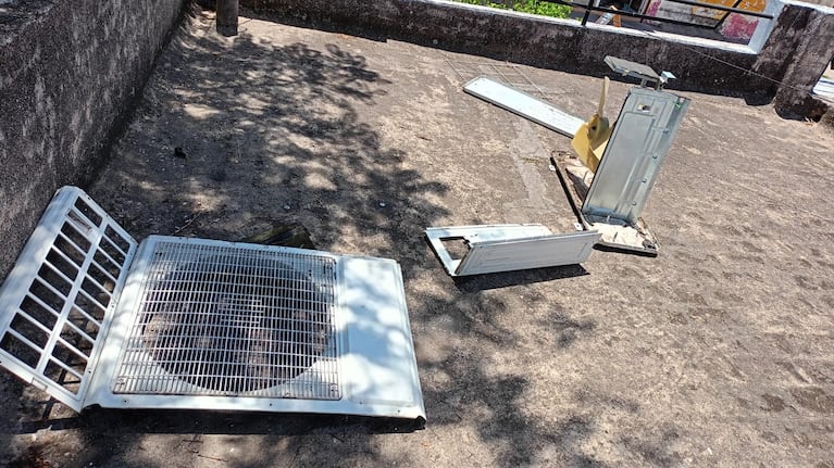 Los aparatos aparecen completamente desarmados en los techos de las viviendas del barrio.