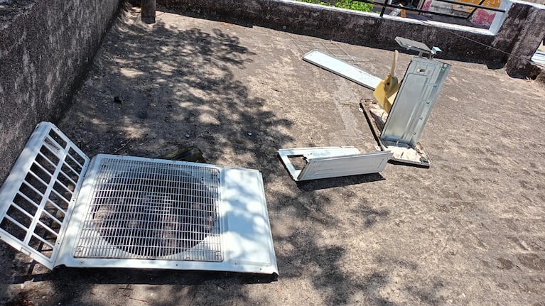 Los aparatos aparecen completamente desarmados en los techos de las viviendas del barrio.