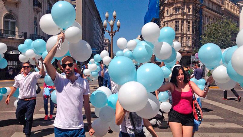 Los argentinos festejan con los colores patrios la asunción de Mauricio Macri. Foto: La Nación