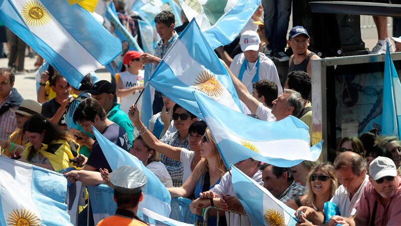 Los argentinos festejan con los colores patrios la asunción de Mauricio Macri. Foto: La Nación