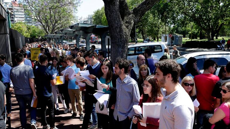 Los argentinos hacen largas colas para conseguir sus visas norteamericanas.