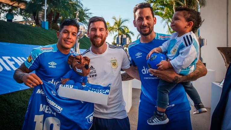 Los argentinos Lucas Romero y Ariel Cabrera junto a Leo Messi.