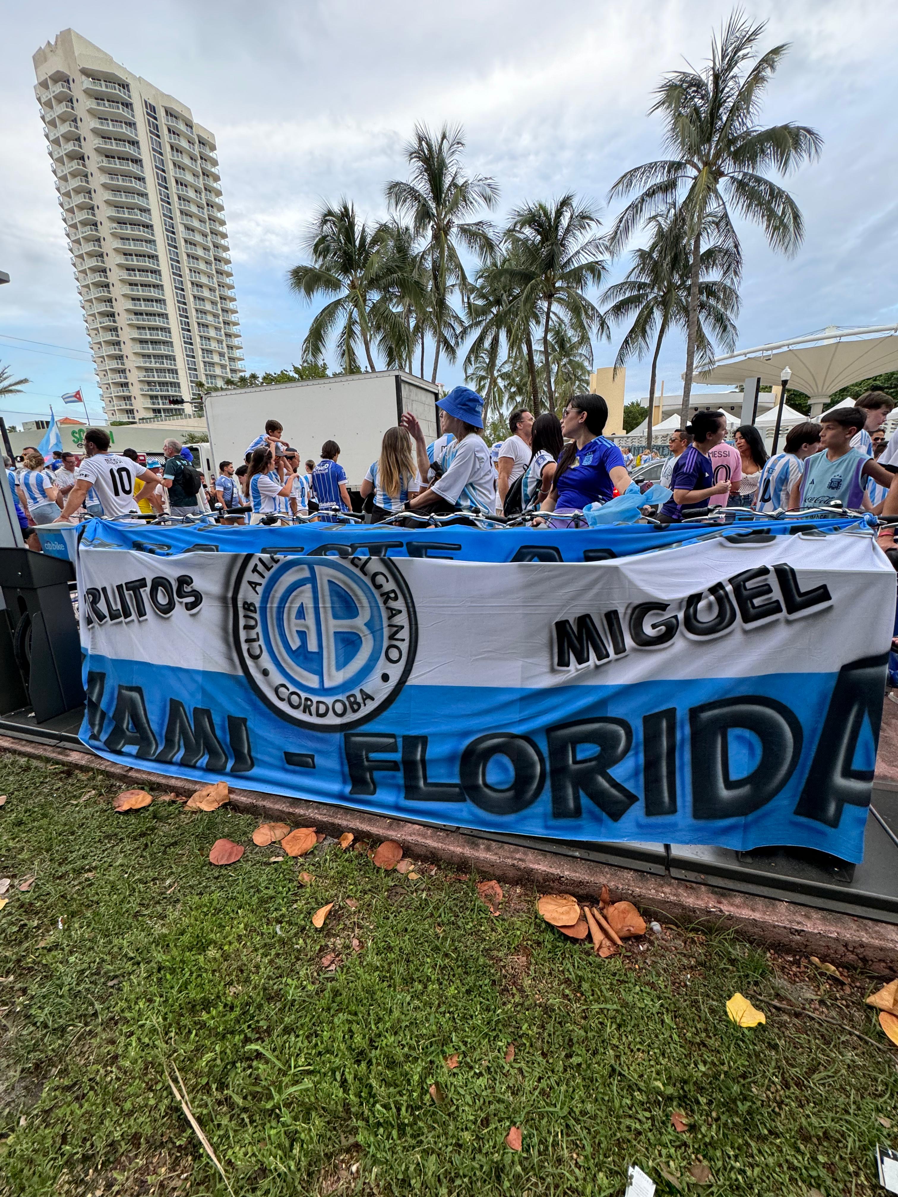 Los argentinos se reunieron en North Beach para alentar a la Selección.