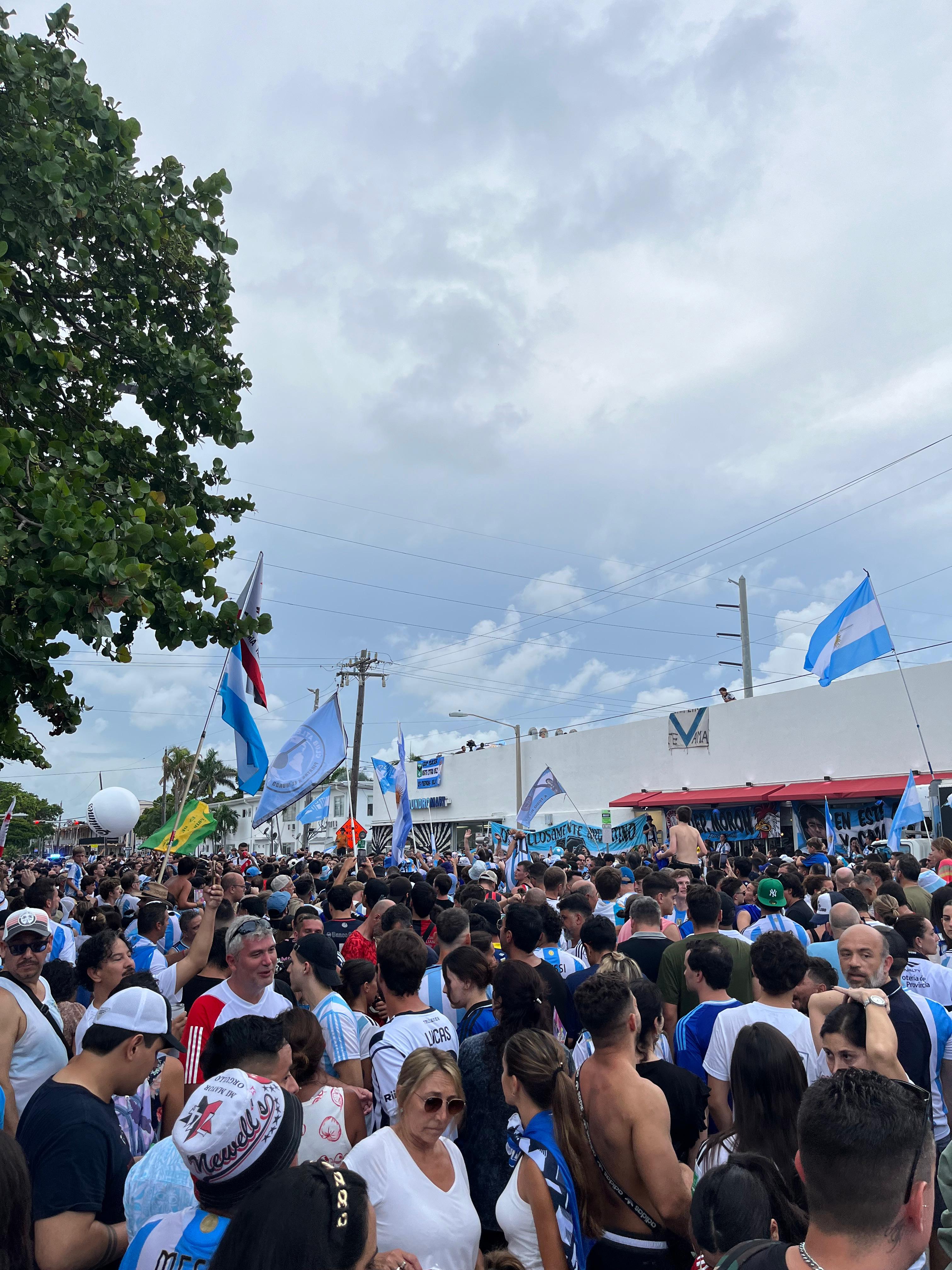 Los argentinos se reunieron en North Beach para alentar a la Selección.