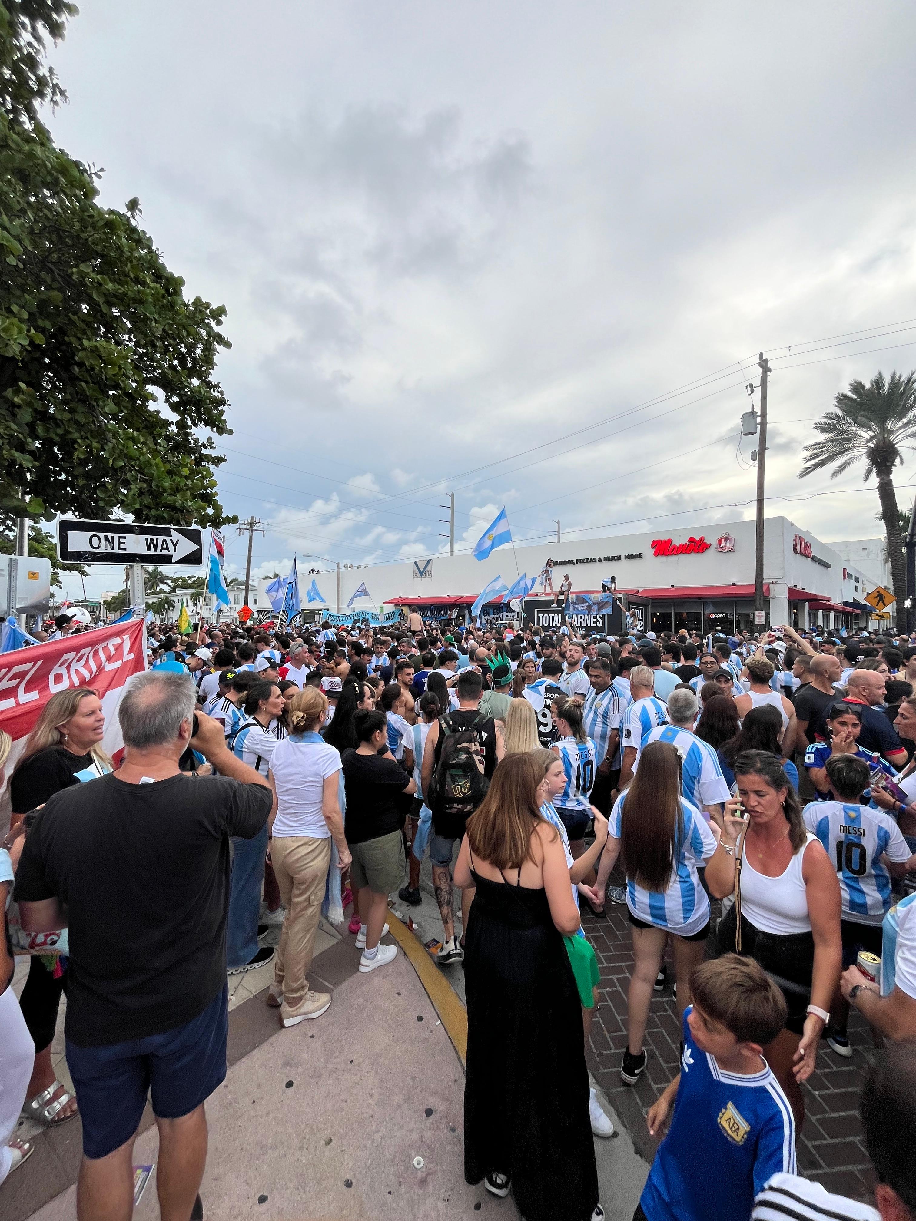 Los argentinos se reunieron en North Beach para alentar a la Selección.