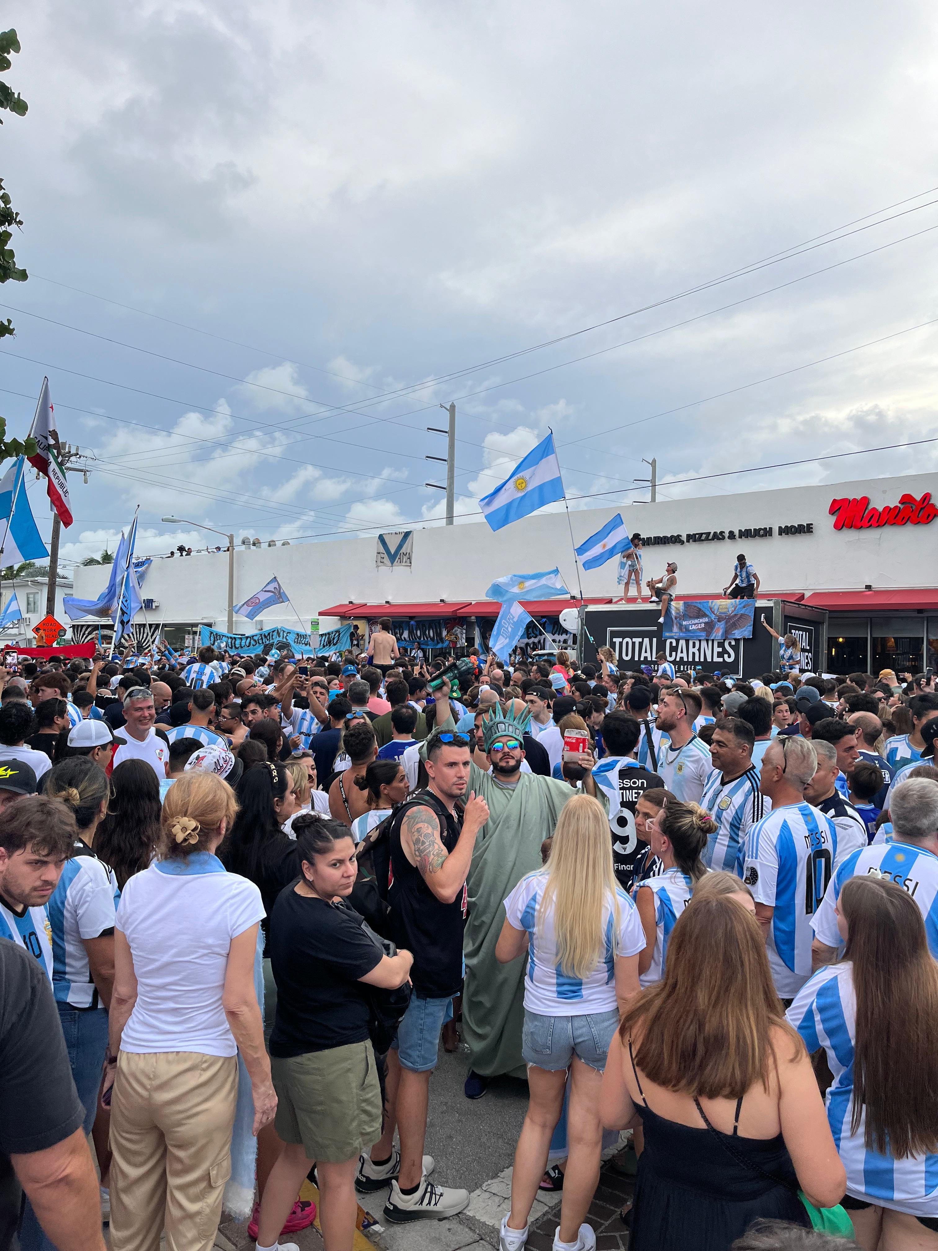 Los argentinos se reunieron en North Beach para alentar a la Selección.