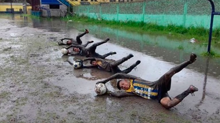 Los arqueros tirados en el barro durante los entrenamientos. 
