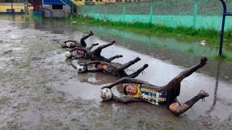 Los arqueros tirados en el barro durante los entrenamientos.