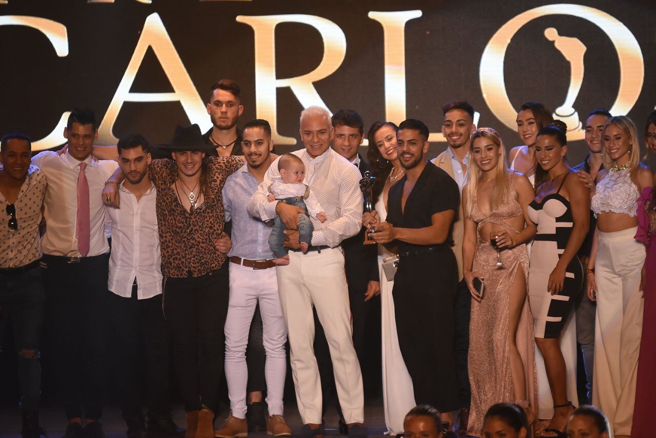 Los artistas celebraron con el galardón. Foto: Lucio Casalla / ElDoce.tv