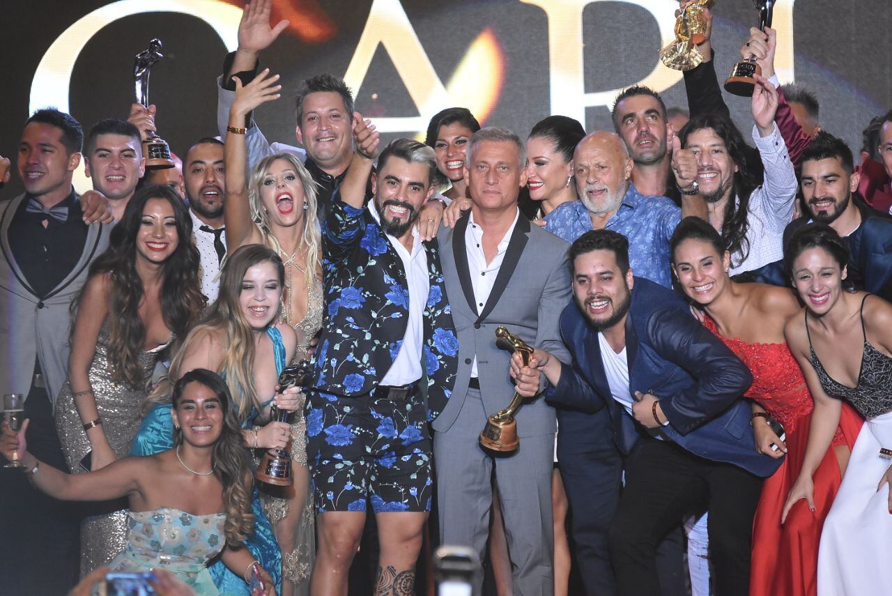 Los artistas celebraron con el galardón. Foto: Lucio Casalla / ElDoce.tv