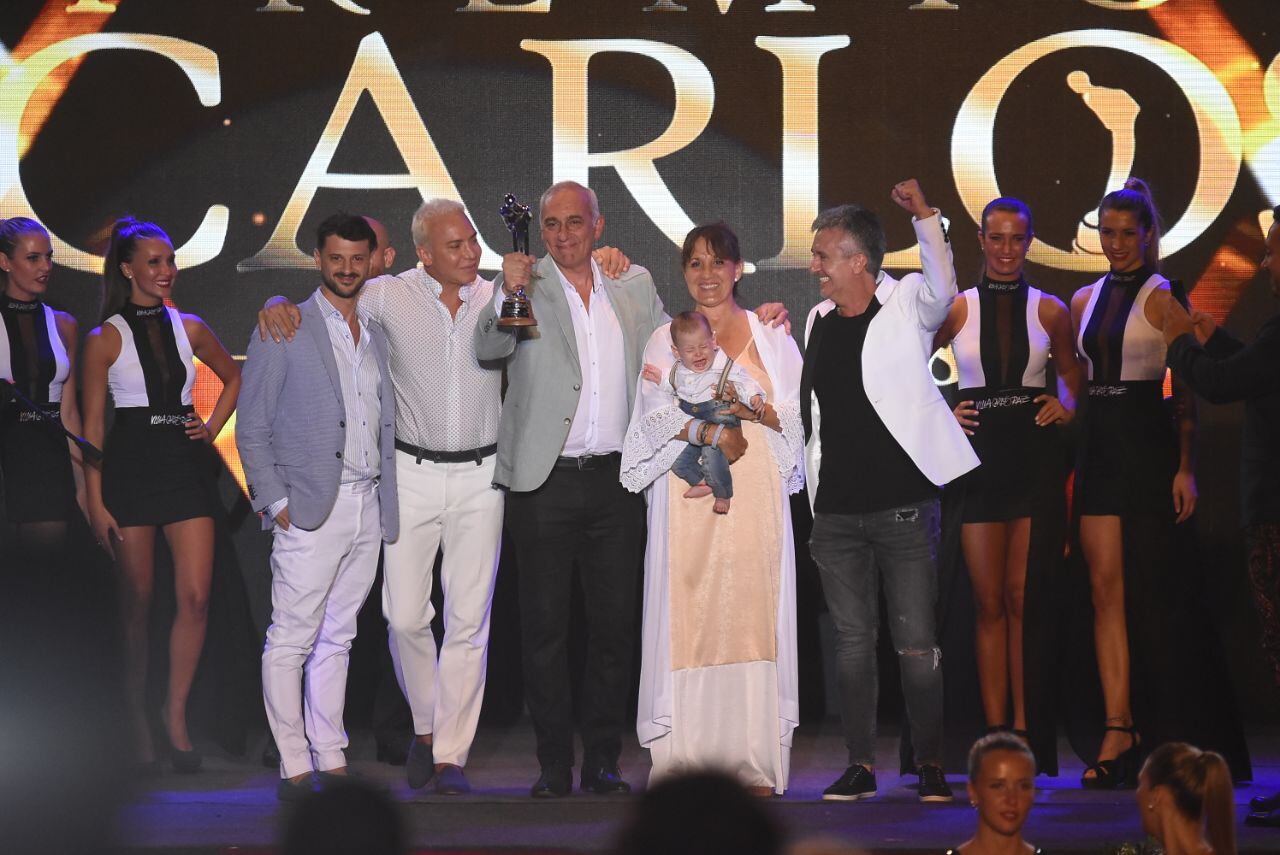 Los artistas celebraron con el galardón. Foto: Lucio Casalla / ElDoce.tv