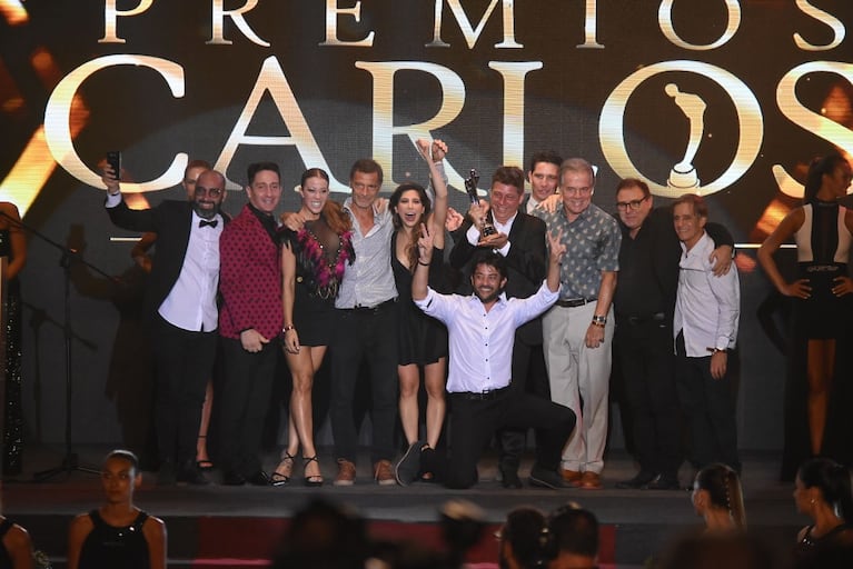 Los artistas celebraron con el galardón. Foto: Lucio Casalla / ElDoce.tv