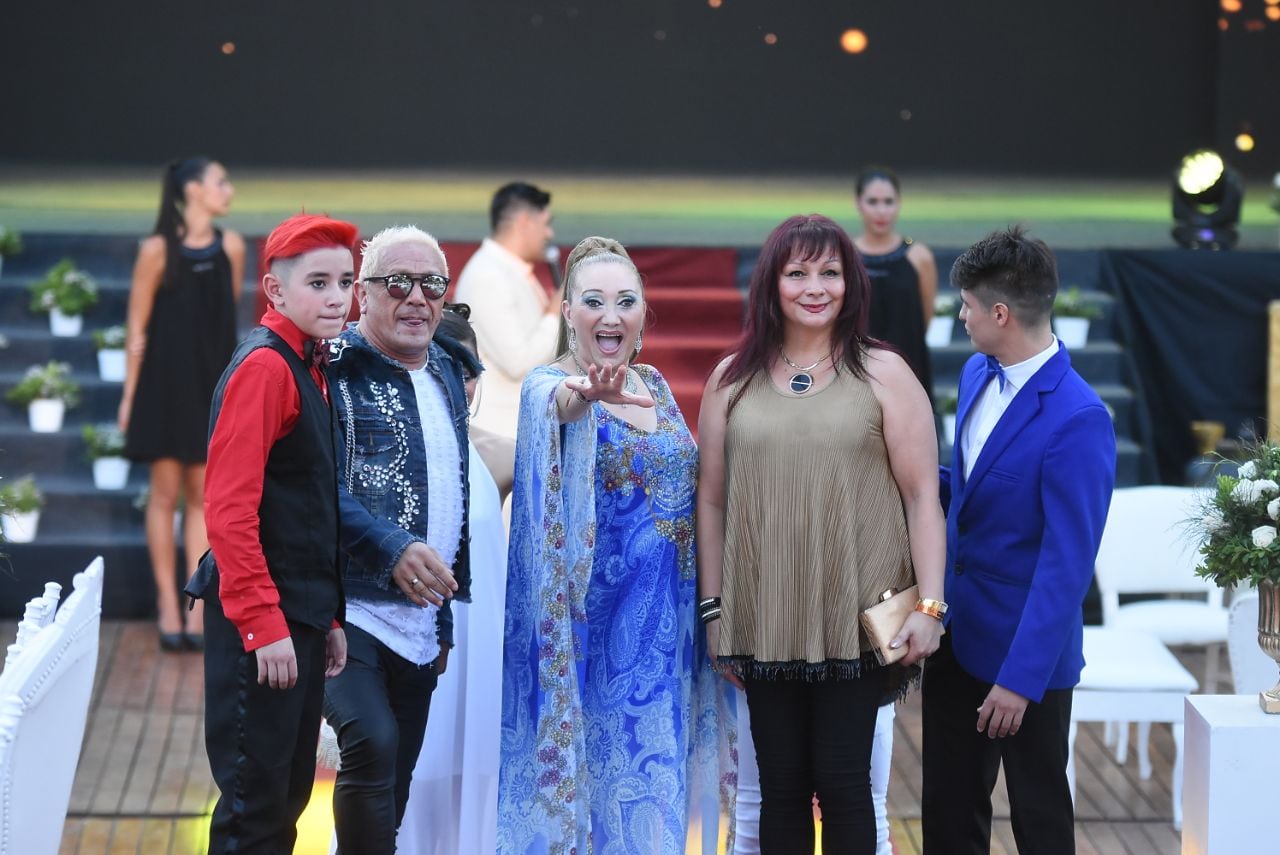 Los artistas celebraron con el galardón. Foto: Lucio Casalla / ElDoce.tv