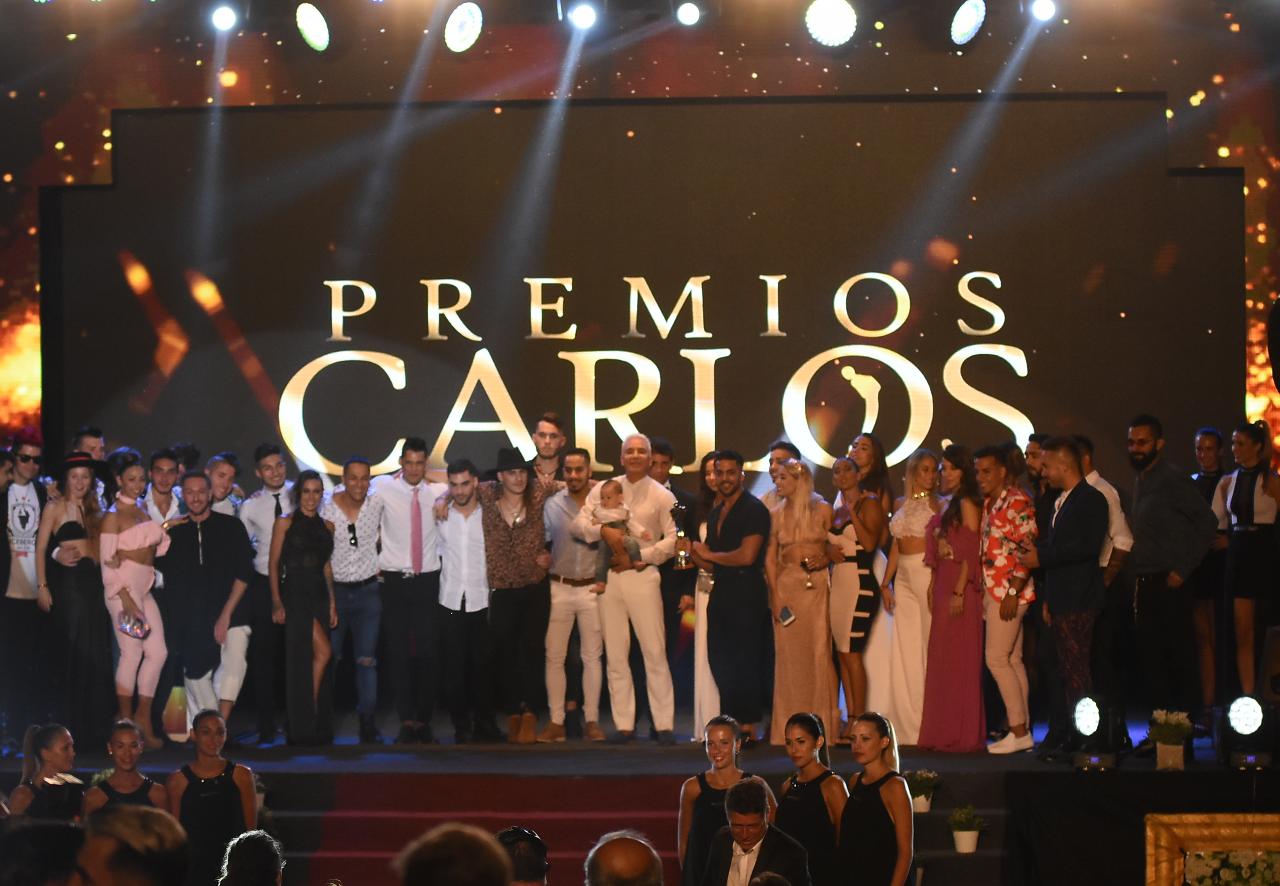 Los artistas celebraron con el galardón. Foto: Lucio Casalla / ElDoce.tv