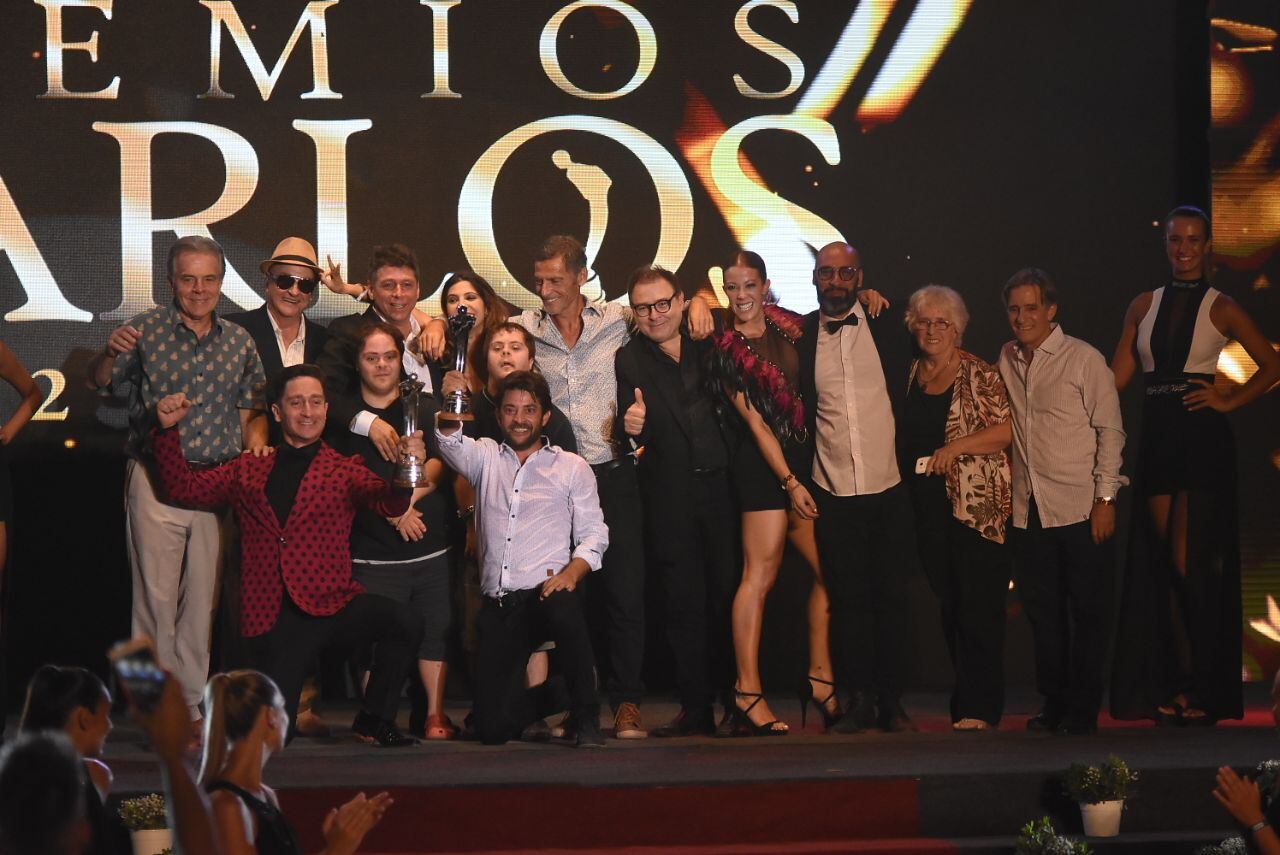 Los artistas celebraron con el galardón. Foto: Lucio Casalla / ElDoce.tv