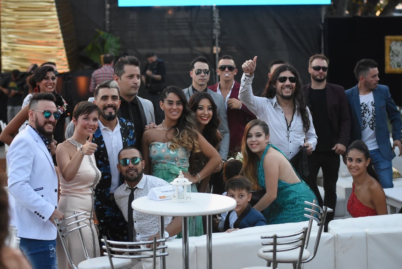 Los artistas celebraron con el galardón. Foto: Lucio Casalla / ElDoce.tv