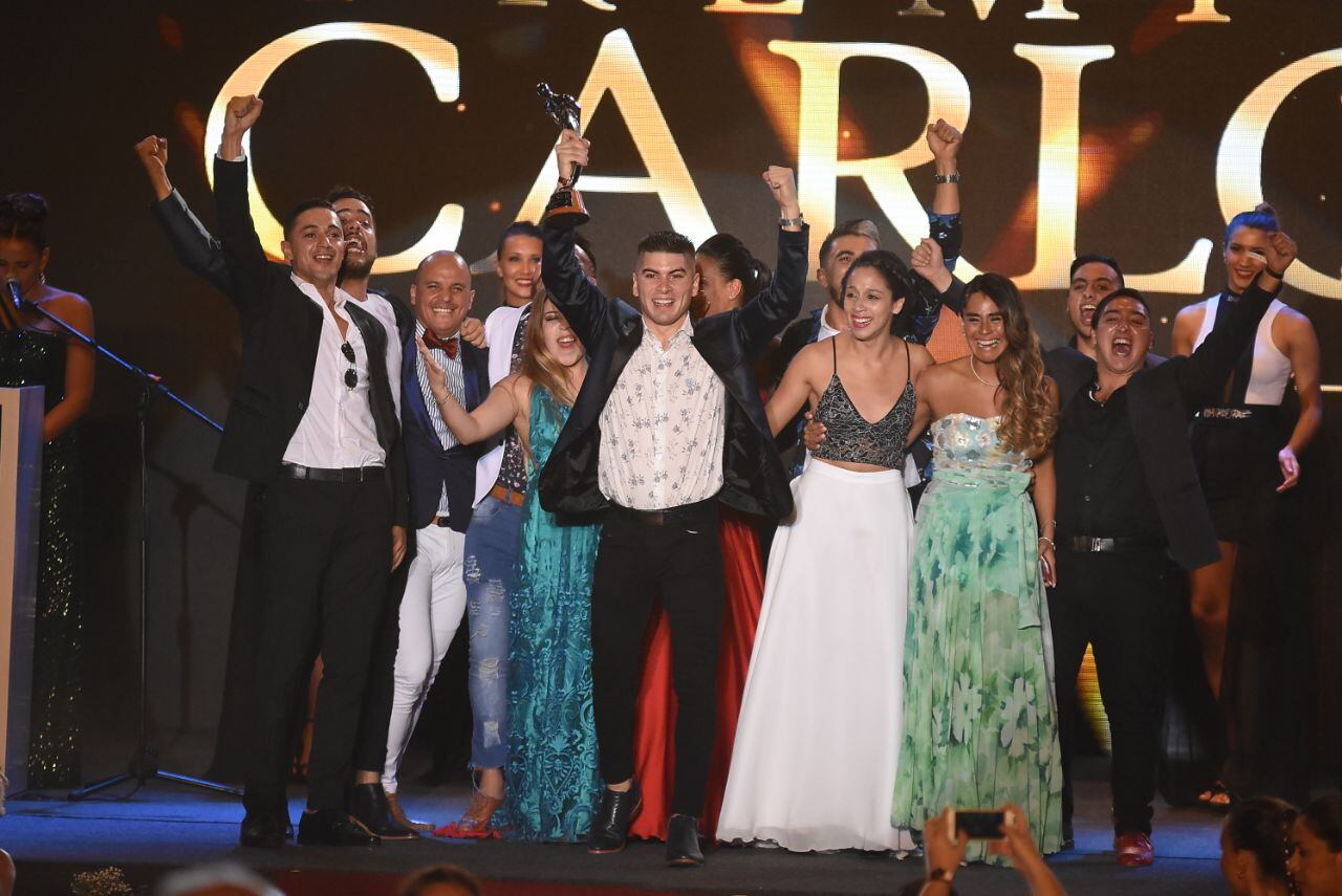 Los artistas celebraron con el galardón. Foto: Lucio Casalla / ElDoce.tv