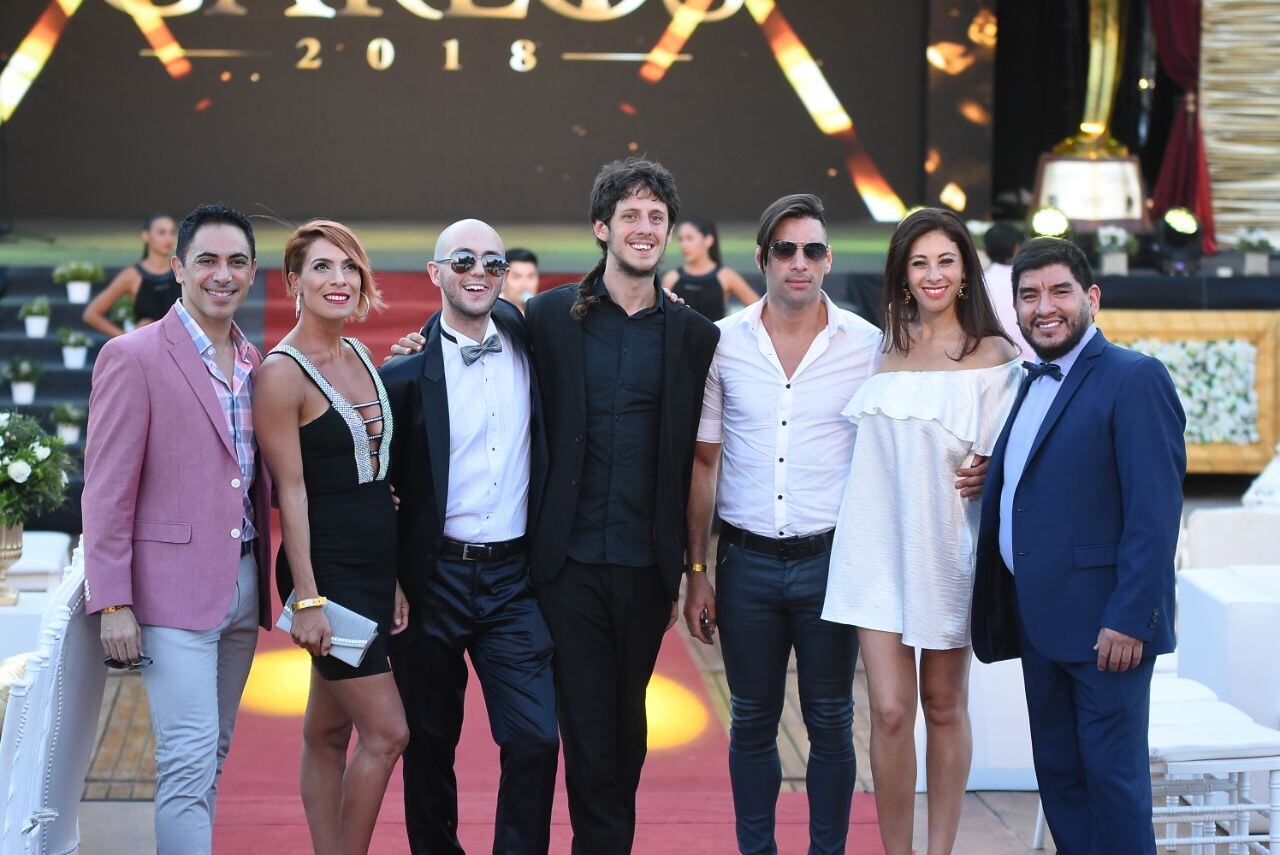 Los artistas celebraron con el galardón. Foto: Lucio Casalla / ElDoce.tv