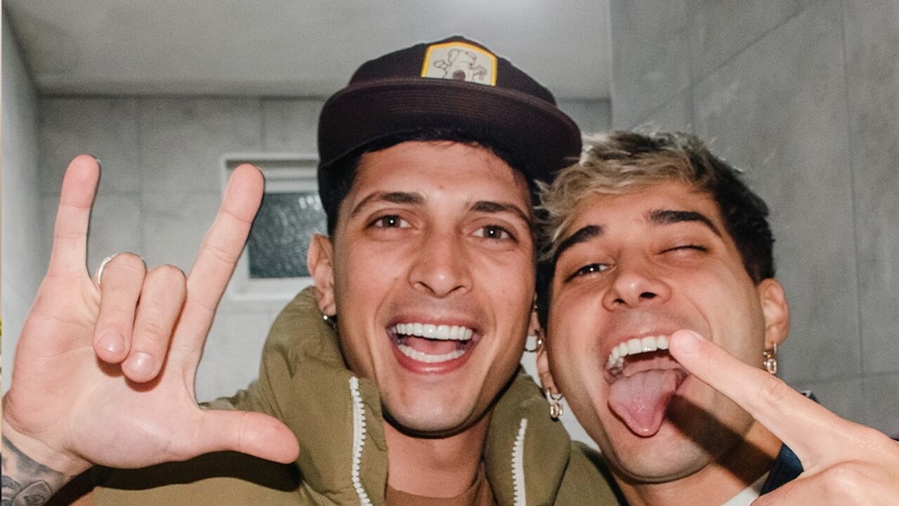 Los artistas compartieron un momento con un cantante colombiano
