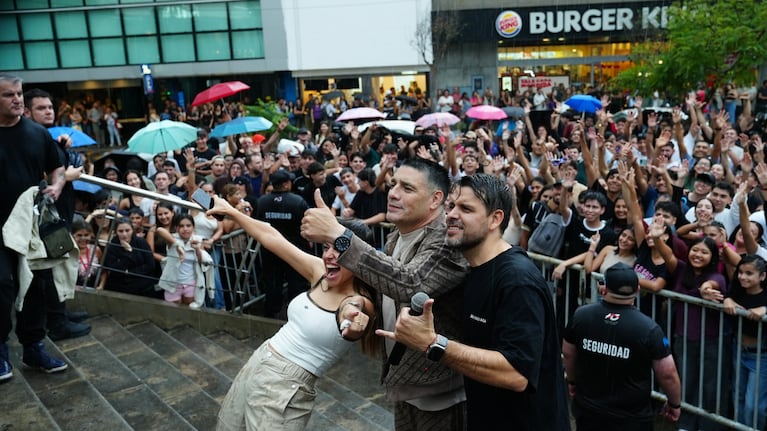 Los artistas se brindaron un show gratuito en el Buen Pastor bajo la lluvia.