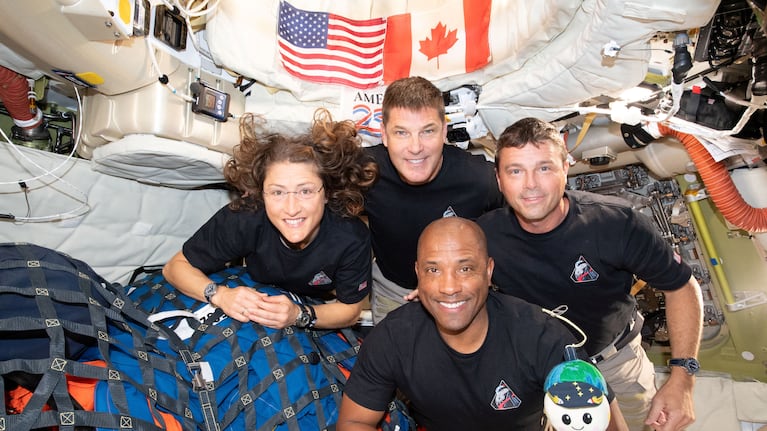 Los astronautas completan el regreso a la Tierra.