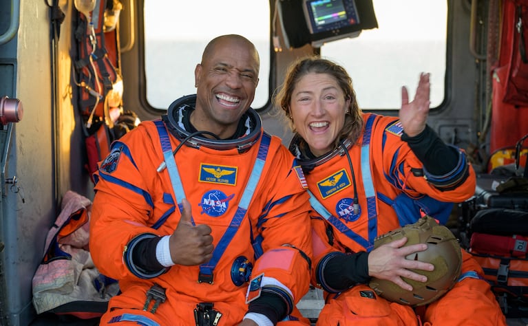 Los astronautas Victor Glover y Christina Koch tras el amerizaje.