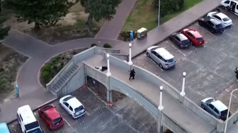 Los atacantes dispararon desde un puente.