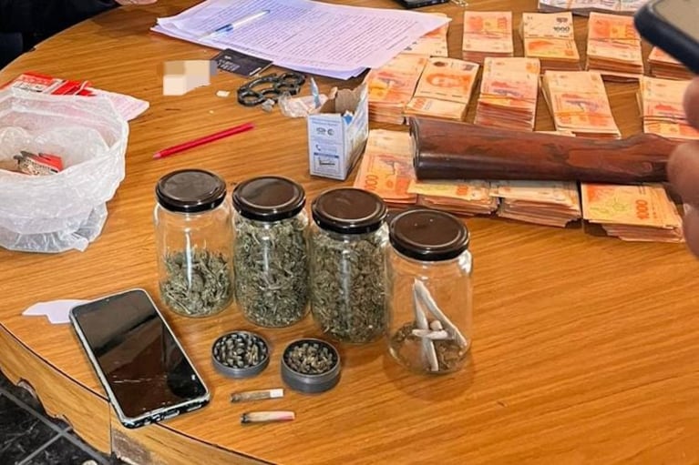 Los atraparon tras un violento robo: tenían armas, drogas y hasta motosierras y motoguadañas
