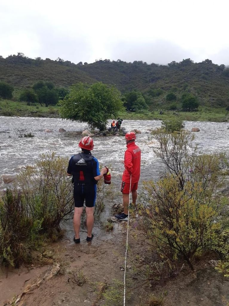 Los atrapó la creciente y subieron a un árbol para que no los arrastre: el video del rescate