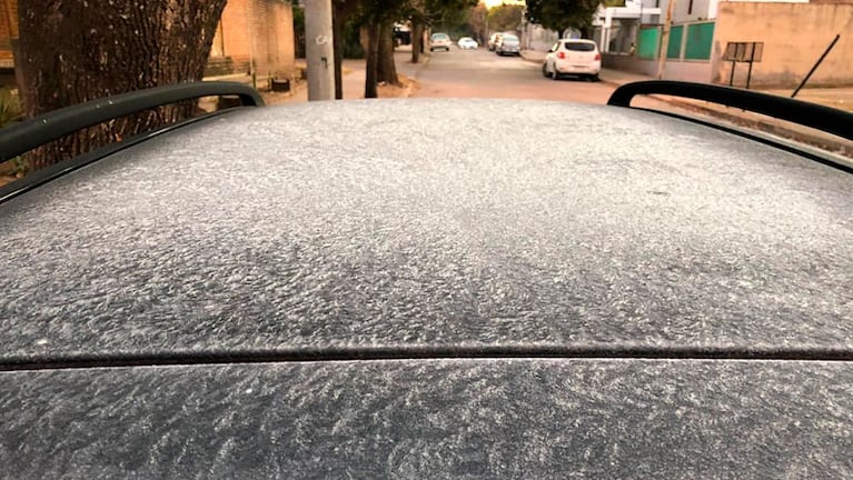 Los autos con hielo, una postal repetida en la mañana de Córdoba.