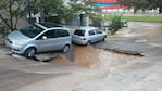 Los autos estaban estacionados a centímetros del caño que se rompió.