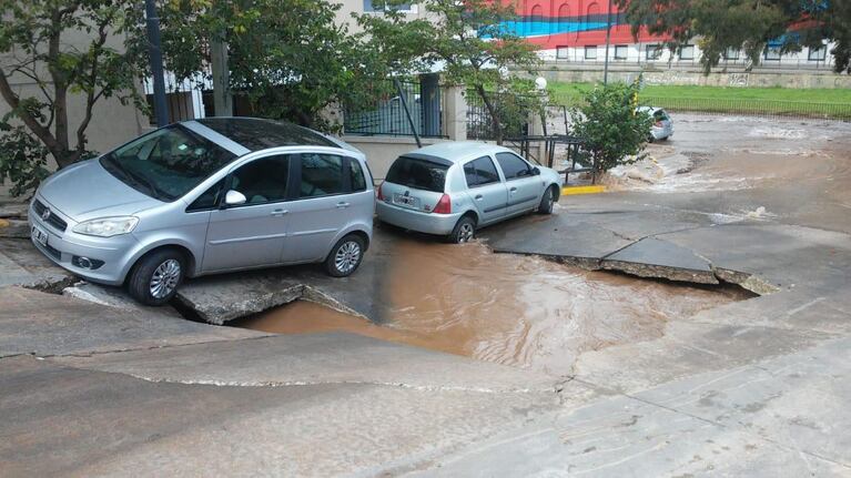 Los autos estaban estacionados a centímetros del caño que se rompió.