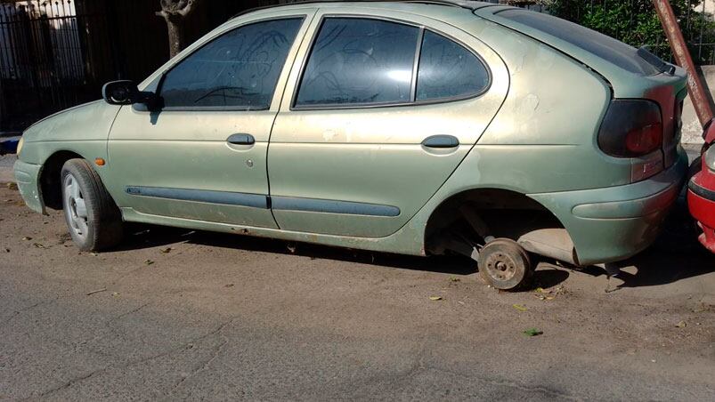 Los autos están en la vereda porque los vecinos no tienen cocheras.