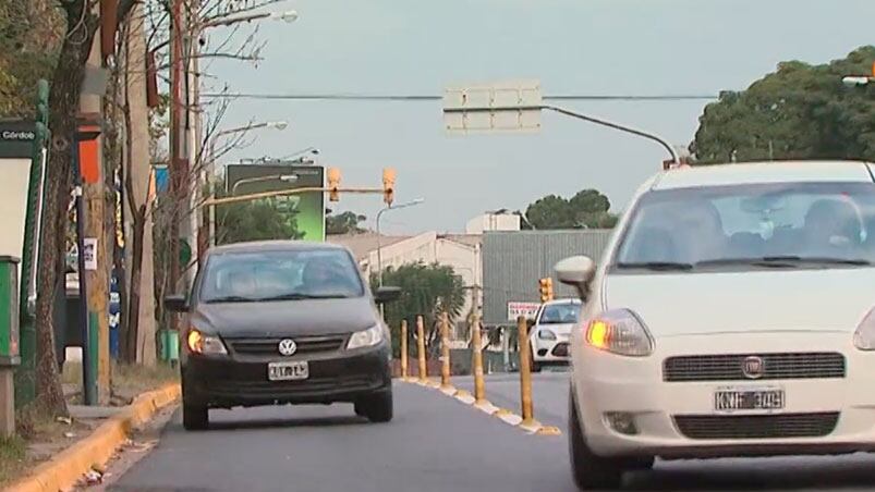 Los autos giran a la derecha al borde del choque en Av. Rafael Núñez.