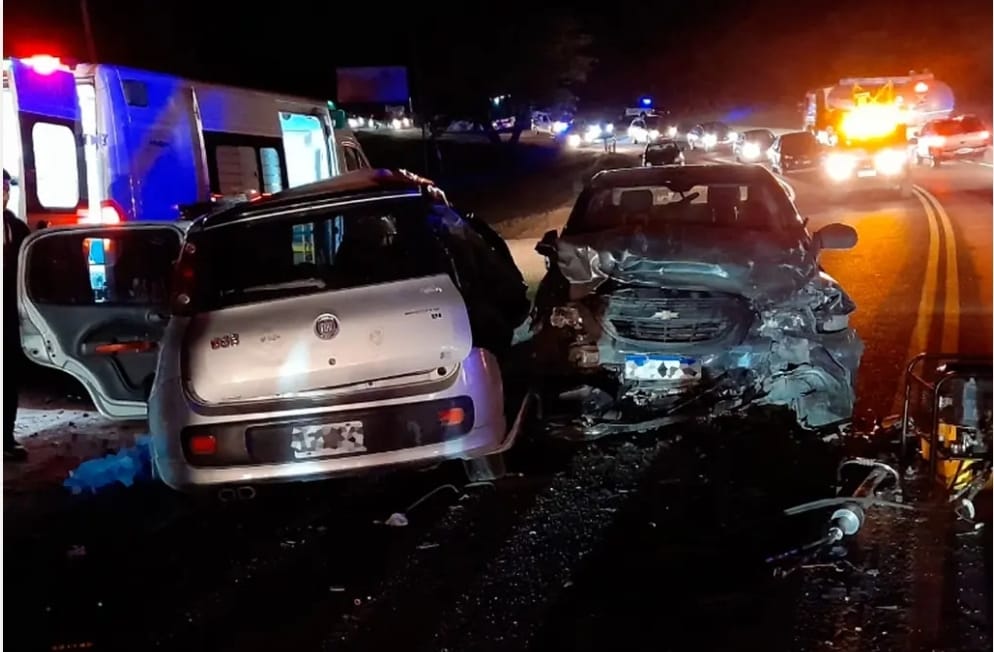 Los autos impactaron de frente en el inicio de una curva.