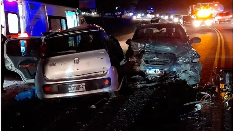 Los autos impactaron de frente en el inicio de una curva.