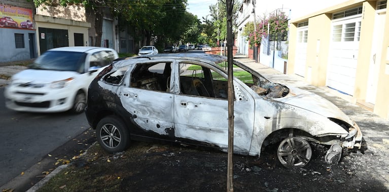 Los autos incendiados por narcos en Rosario.