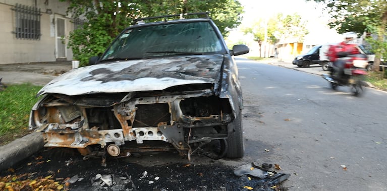 Los autos incendiados por narcos en Rosario.