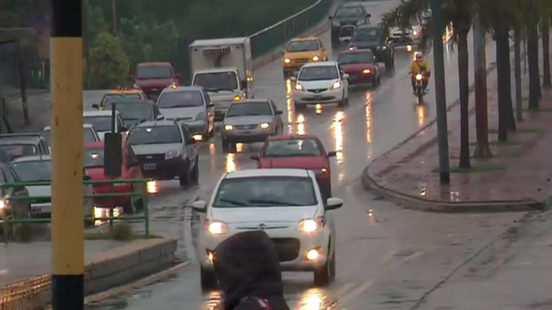 Los autos invaden el carril exclusivo a cada minuto.