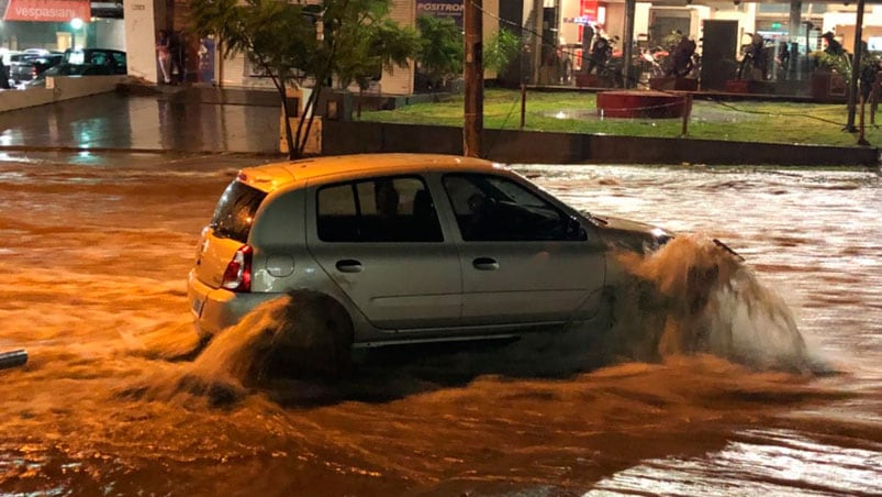 Los autos no pudieron contra la fuerza del agua en la Av. Sagrada Familia.