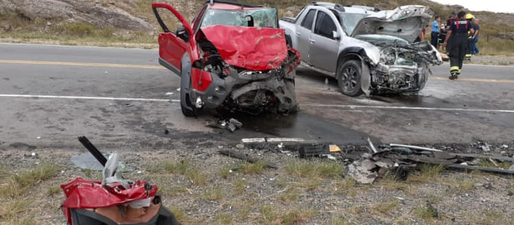 Los autos quedaron destrozados por el fuerte impacto.