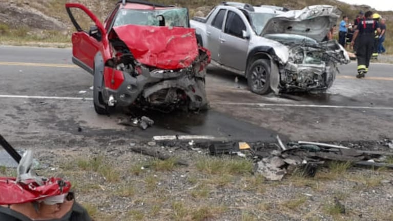 Los autos quedaron destrozados por el fuerte impacto.