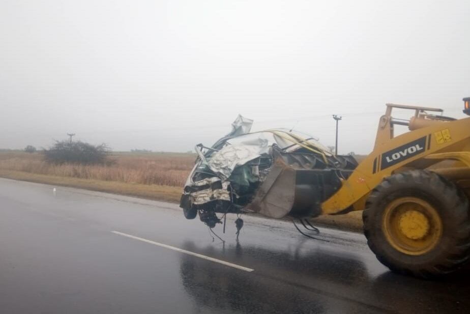 Los autos quedaron totalmente destrozados. Fotos: FM Identidad.